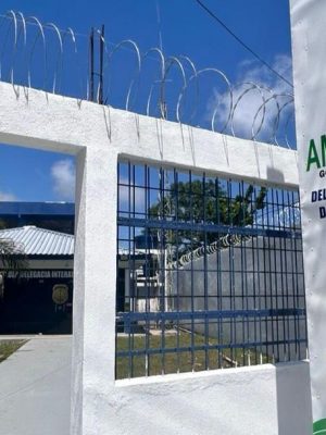Policiais civis da 57ª Delegacia Interativa de Polícia (DIP) de Alvarães (a 531 quilômetros de Manaus), prenderam em flagrante, um homem de 19 anos, por violência psicológica e dano qualificado, após ele tentar invadir a residência de duas mulheres, de 32 e 30 anos, no bairro Centro, naquele município.