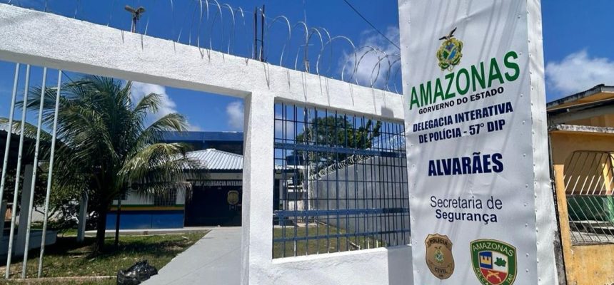 Policiais civis da 57ª Delegacia Interativa de Polícia (DIP) de Alvarães (a 531 quilômetros de Manaus), prenderam em flagrante, um homem de 19 anos, por violência psicológica e dano qualificado, após ele tentar invadir a residência de duas mulheres, de 32 e 30 anos, no bairro Centro, naquele município.