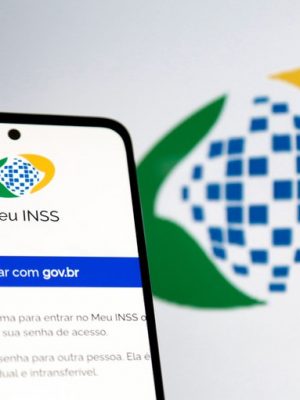A partir do próximo dia 24, os cerca de 34,2 milhões de aposentados, pensionistas e beneficiários de auxílios pagos pelo Instituto Nacional do Seguro Social (INSS) vão começar a receber a primeira parcela do 13º salário, que corresponde a 50% do benefício. O calendário vai até 8 de maio. Já no mês seguinte, será paga a segunda parte do abono (de 26 de maio a 6 de junho).