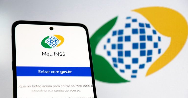 A partir do próximo dia 24, os cerca de 34,2 milhões de aposentados, pensionistas e beneficiários de auxílios pagos pelo Instituto Nacional do Seguro Social (INSS) vão começar a receber a primeira parcela do 13º salário, que corresponde a 50% do benefício. O calendário vai até 8 de maio. Já no mês seguinte, será paga a segunda parte do abono (de 26 de maio a 6 de junho).