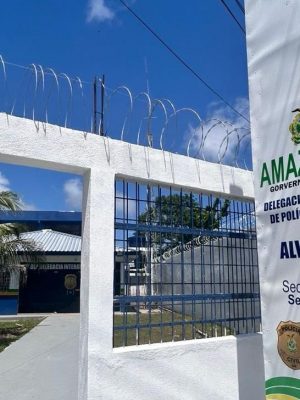 A Polícia Civil do Amazonas (PC-AM), por meio da 57ª Delegacia Interativa de Polícia (DIP) de Alvarães (a 531 quilômetros de Manaus), em ação integrada com a Polícia Militar do Amazonas (PMAM) e a Guarda Civil Municipal (GCM), cumpriam na sexta-feira (09/05), mandado de prisão preventiva de Jozinei Cavalcante de Souza, de 31 anos, pelo homicídio de Sandro Júnior Penhas Cordeiro, de 20 anos. A prisão ocorreu no bairro Santa Luzia, no município.