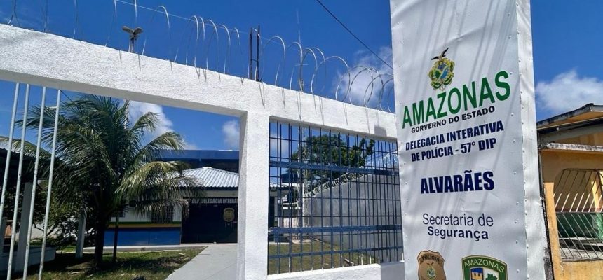 A Polícia Civil do Amazonas (PC-AM), por meio da 57ª Delegacia Interativa de Polícia (DIP) de Alvarães (a 531 quilômetros de Manaus), em ação integrada com a Polícia Militar do Amazonas (PMAM) e a Guarda Civil Municipal (GCM), cumpriam na sexta-feira (09/05), mandado de prisão preventiva de Jozinei Cavalcante de Souza, de 31 anos, pelo homicídio de Sandro Júnior Penhas Cordeiro, de 20 anos. A prisão ocorreu no bairro Santa Luzia, no município.