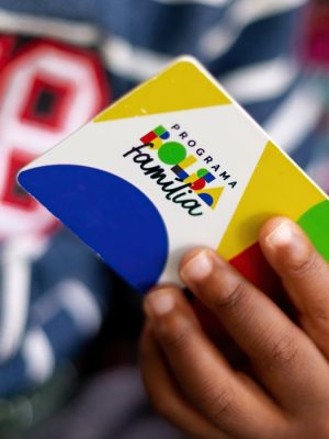 A Caixa Econômica Federal começa a pagar a parcela de agosto do Bolsa Família. Recebem nesta segunda-feira (18) os beneficiários com Número de Inscrição Social (NIS) de final 1. Ao todo cerca de 19,2 milhões de famílias receberão o benefício neste mês.