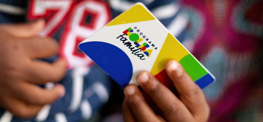 A Caixa Econômica Federal começa a pagar a parcela de agosto do Bolsa Família. Recebem nesta segunda-feira (18) os beneficiários com Número de Inscrição Social (NIS) de final 1. Ao todo cerca de 19,2 milhões de famílias receberão o benefício neste mês.