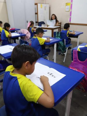 Mais de 118 mil estudantes da rede estadual de ensino do Amazonas participarão da segunda edição de 2025 da Avaliação de Verificação da Aprendizagem do Amazonas (Avam), que tem como base as Matrizes de Referência de Língua Portuguesa e Matemática utilizadas no Sistema Nacional de Avaliação da Educação Básica (Saeb). A aplicação das provas teve início no mês de agosto para os alunos da capital amazonense, e segue no mês de setembro para alunos do interior do estado.