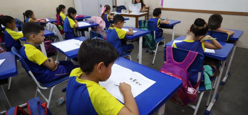 Mais de 118 mil estudantes da rede estadual de ensino do Amazonas participarão da segunda edição de 2025 da Avaliação de Verificação da Aprendizagem do Amazonas (Avam), que tem como base as Matrizes de Referência de Língua Portuguesa e Matemática utilizadas no Sistema Nacional de Avaliação da Educação Básica (Saeb). A aplicação das provas teve início no mês de agosto para os alunos da capital amazonense, e segue no mês de setembro para alunos do interior do estado.